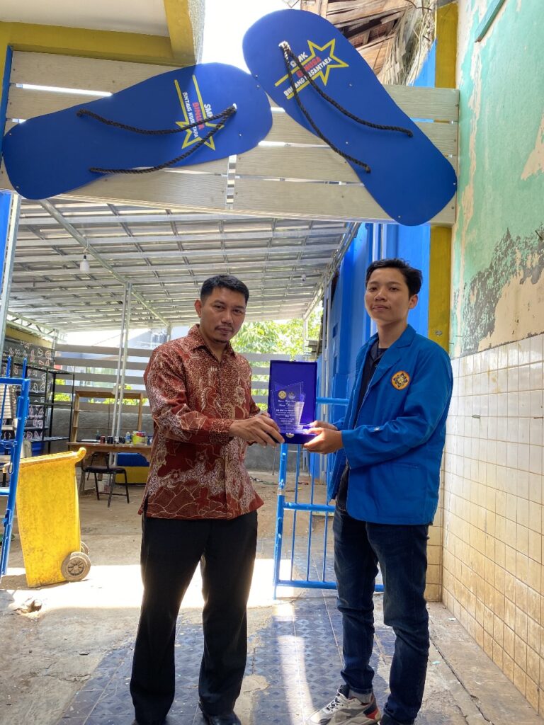 Pemberian plakat penghargaan